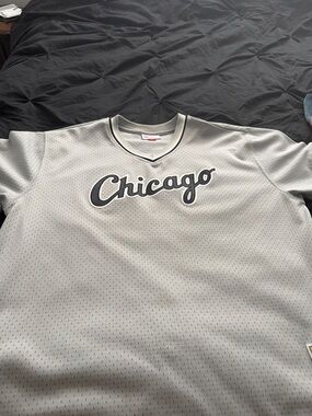chic Chicago Script Short-Sleeve Mesh Shirt - Light Gray with Black Trim